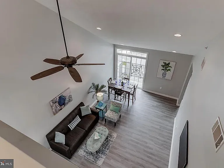 3 bed, 1318 sqft, $3,150 — Photo 1