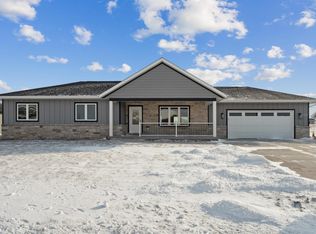 145 Mulberry Dr SE, Cascade, IA 52033