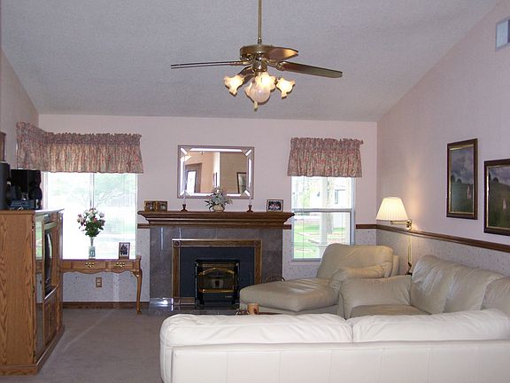 Dinning Room w/Pellet Stove