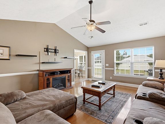 3rd image of 825 Golden Eagle Dr.