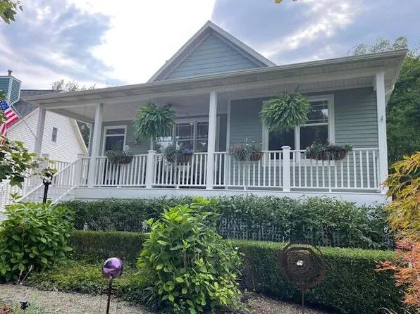 460 Summer Grove Dr, Douglas, MI 49406