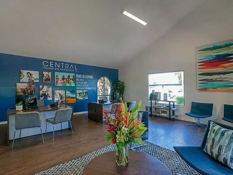 Central on Broadway — Photo 41