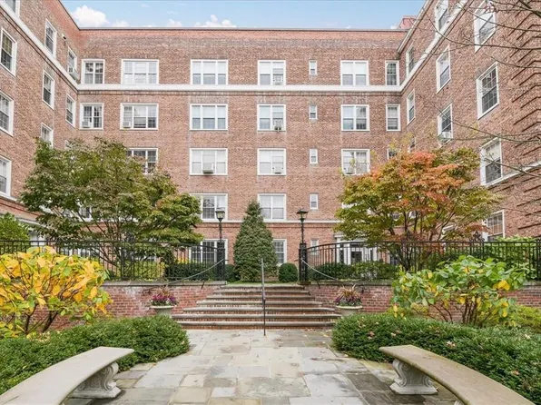 8 Midland Gardens #2I, Bronxville, NY 10708