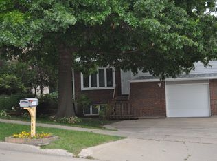 1906 N Ridge Dr, Coralville, IA 52241