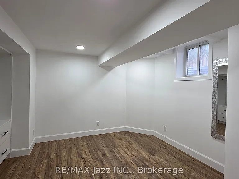 9 Maconnachie Pl #LOWER — Photo 20