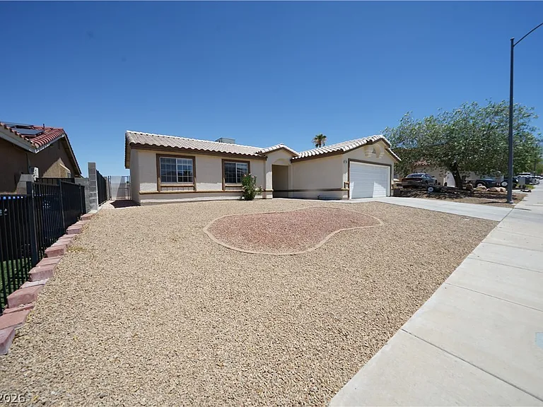 916 Clubview Dr — Photo 2