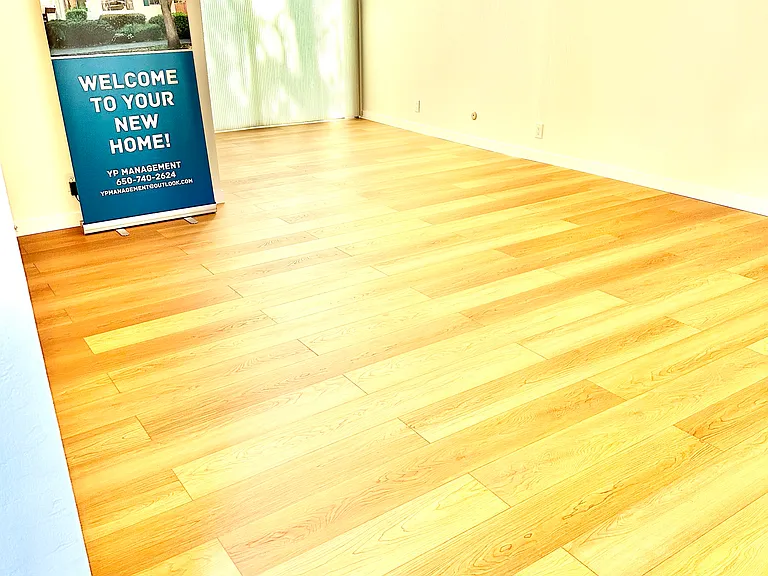 Living Room
Cherrywood Laminate Flooring