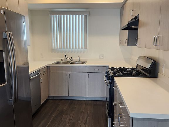 5th image of 3951 Ingraham St #403