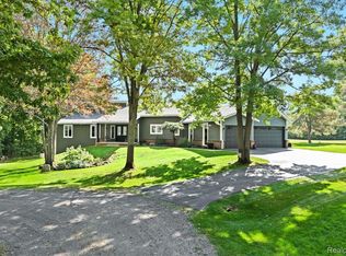 12002 Renfrew Ct, Hartland, MI 48353