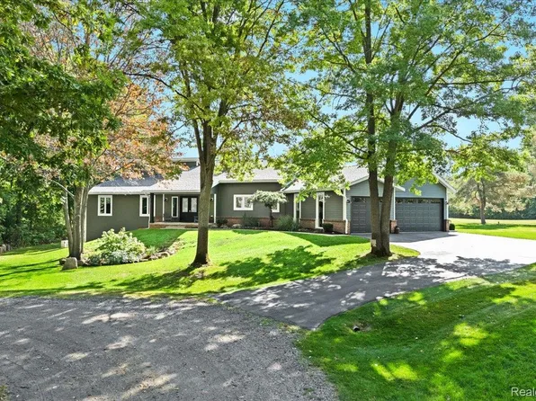 12002 Renfrew Ct, Hartland, MI 48353
