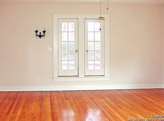 5th image of 214 W Huisache Ave