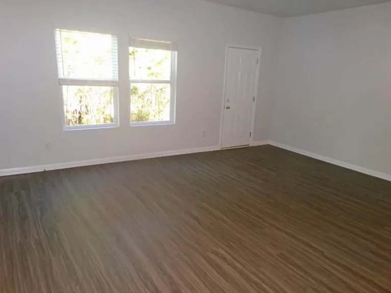 410 Oakwood Dr NW — Photo 3