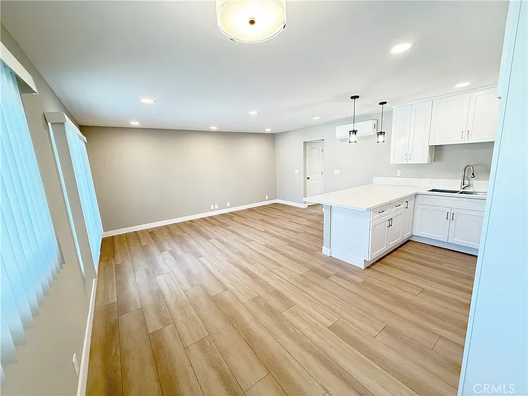 919 E Acacia Ave #L — Photo 2