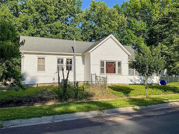 3rd image of 901 E 14th St