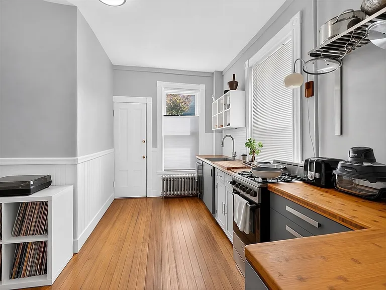 41 Walnut St #1R — Photo 3