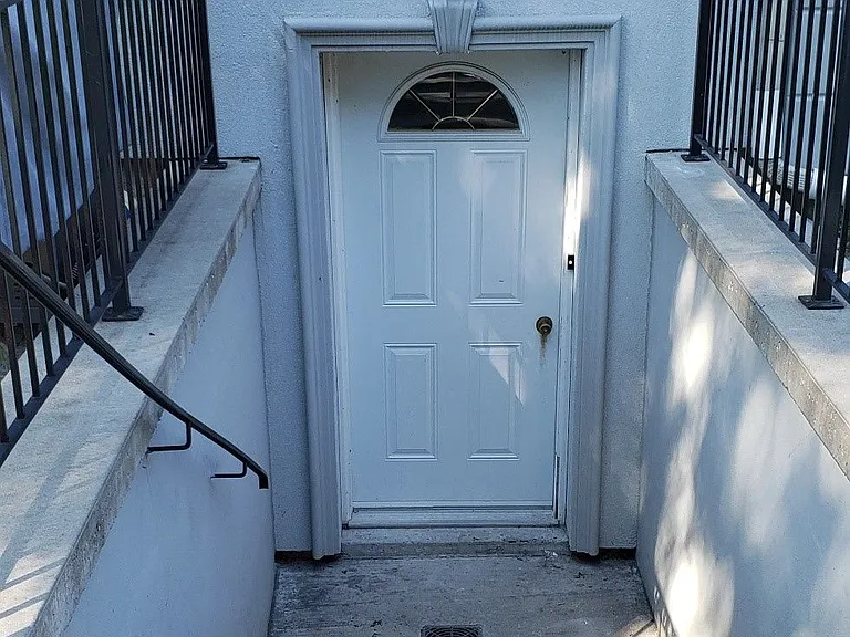 53 Meadowview Ave #BASEMENT — Photo 2