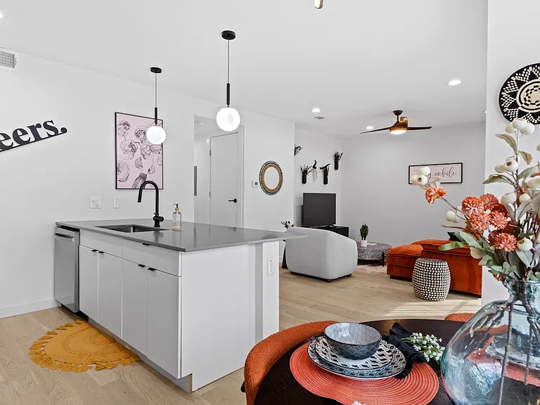 400 E 30th St #205 — Photo 12