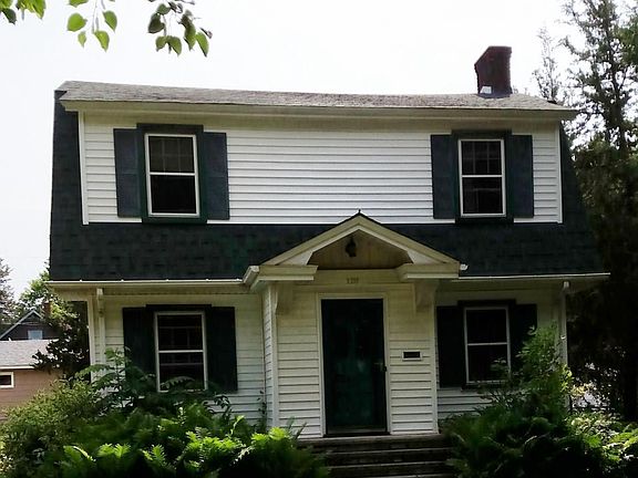 3rd image of 2215 Arthur St NE