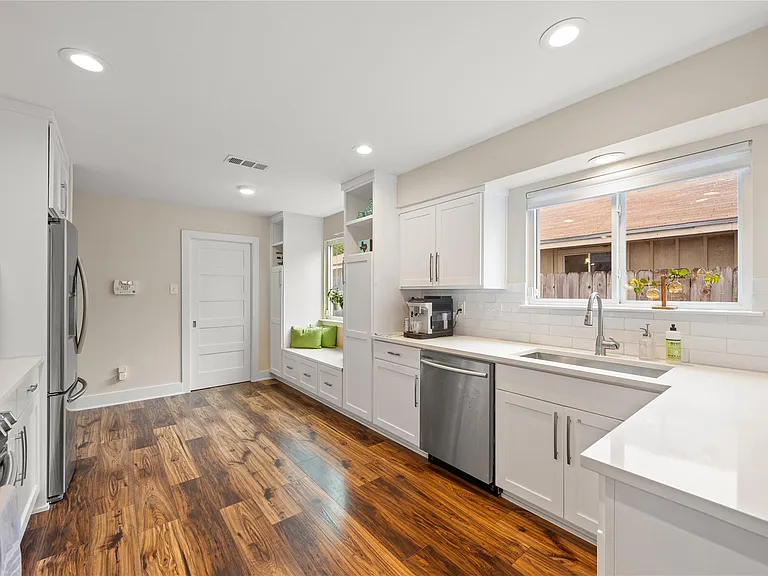 4902 Pelham Dr — Photo 17