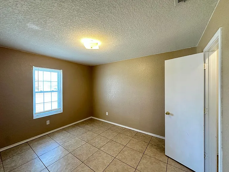 4404 Waterside Dr — Photo 23