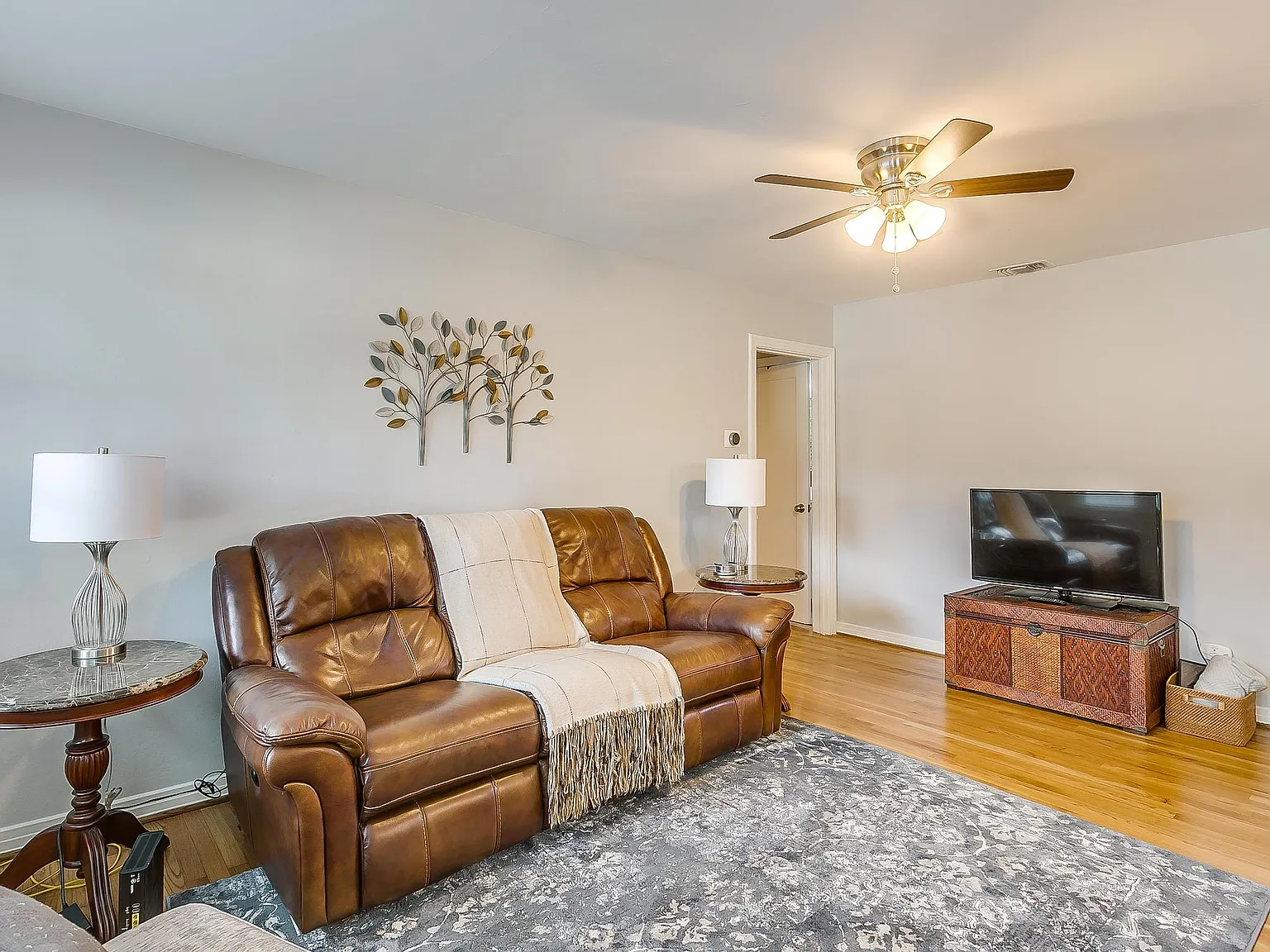 2 bed, 900 sqft, $1,800 — Photo 3