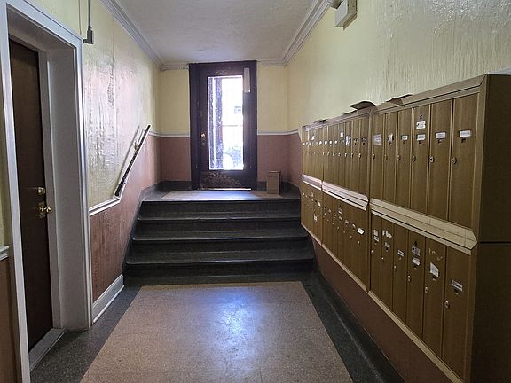 5th image of 1333 W Birchwood Ave #404