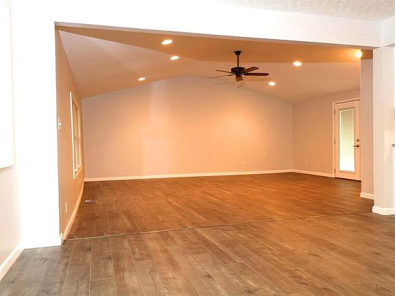 4th image of 950 Sheri Ln