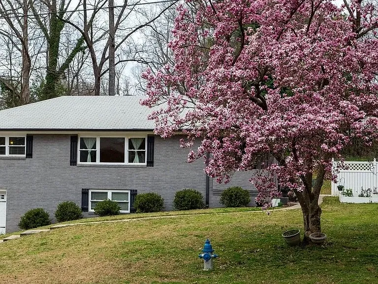 831 Parkway Dr SE — Photo 1