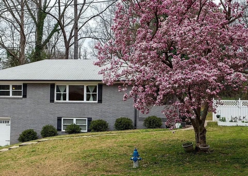1st image of 831 Parkway Dr SE
