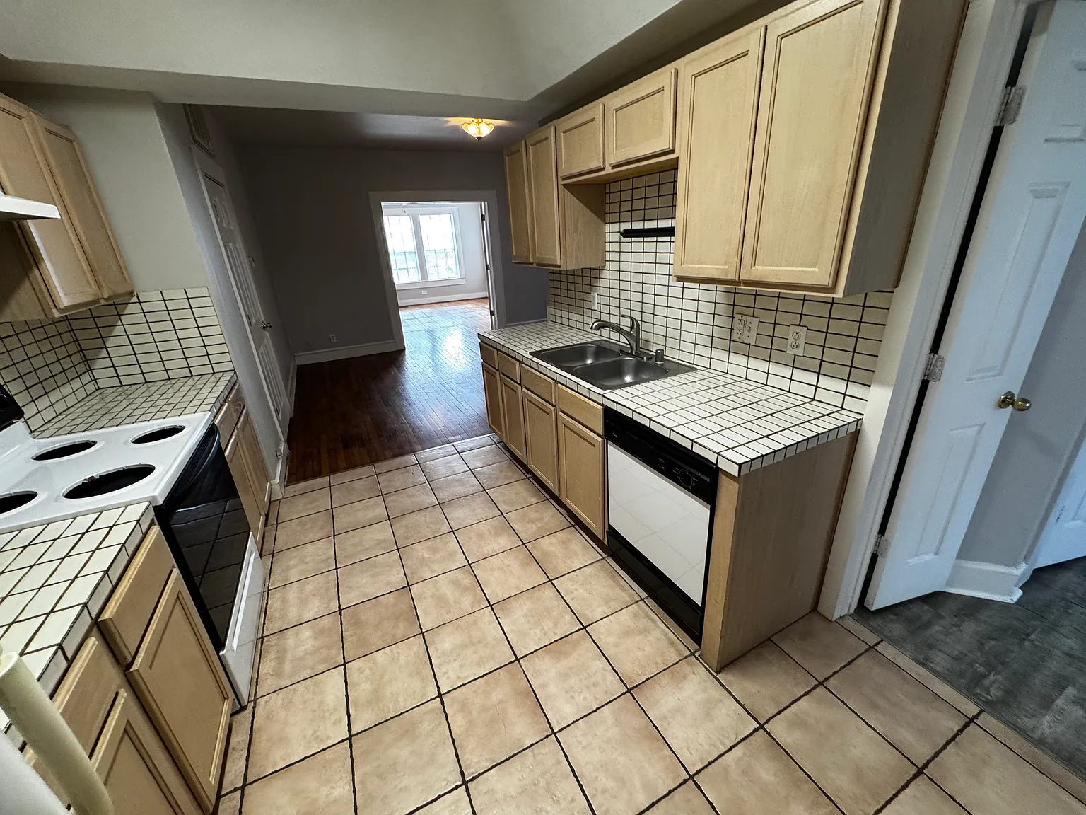 1 bed, 900 sqft, $1,195 — Photo 4