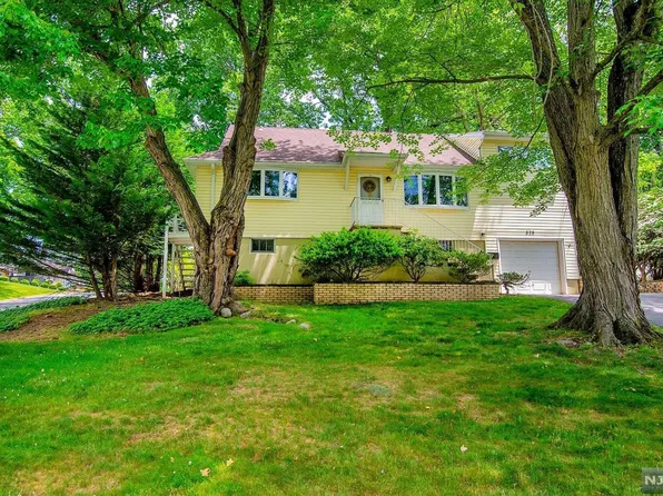 626 Wildwood Rd W, Northvale, NJ 07647