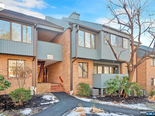 145 Indian Hollow Ct, Mahwah, NJ 07430
