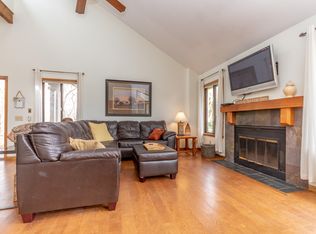 914 Duck Pond Rd, Fontana, WI 53125