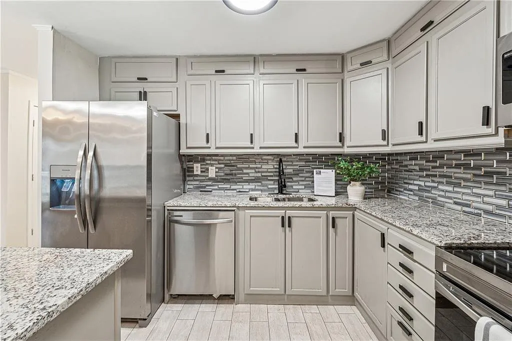 1 bed, 1.0 bath, 813 sqft, $1,950 — Photo 4