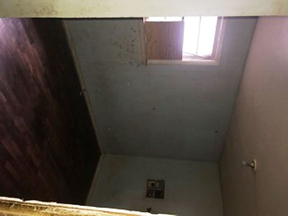 4th image of 10352 S Commercal Ave