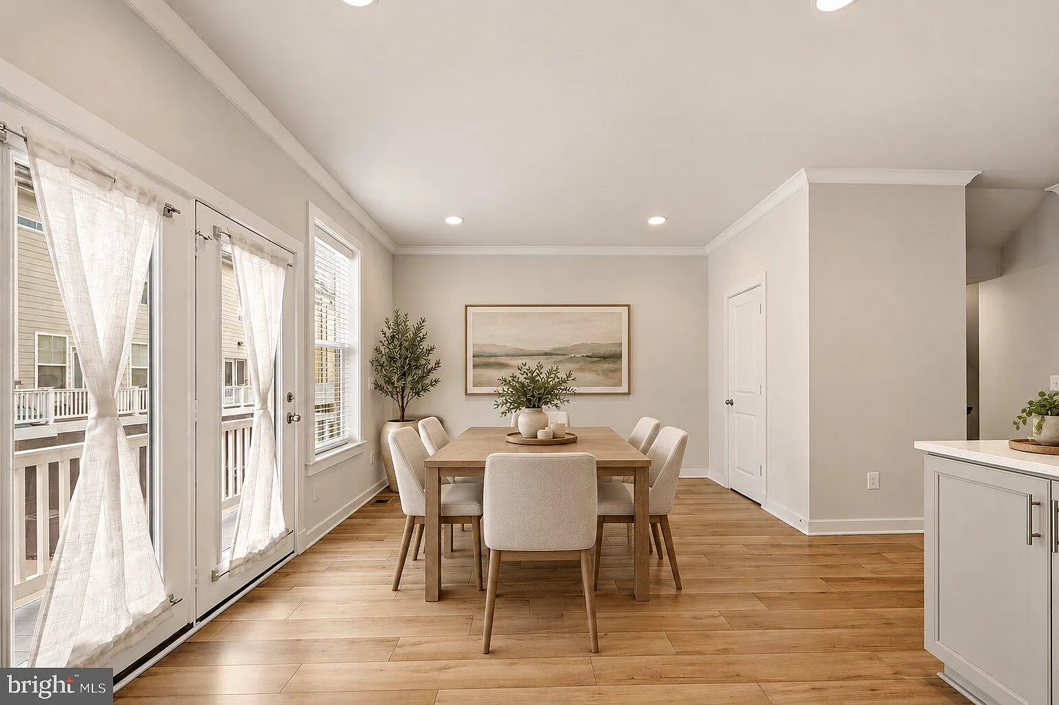 3 bed, 3.5 bath, 1255 sqft, $3,100 — Photo 4
