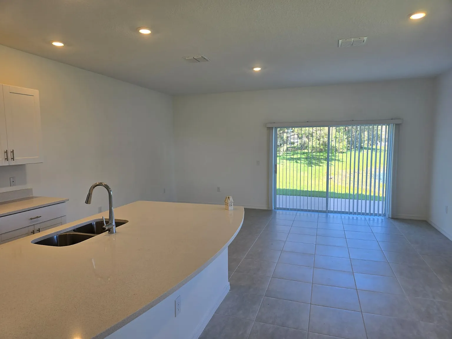 3 bed, 2.5 bath, 1555 sqft, $2,120 — Photo 4