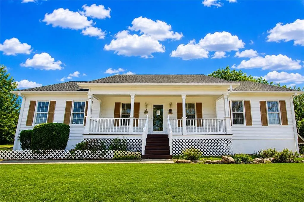 5 bed, 3.0 bath, 2760 sqft, $2,499 — Photo 1