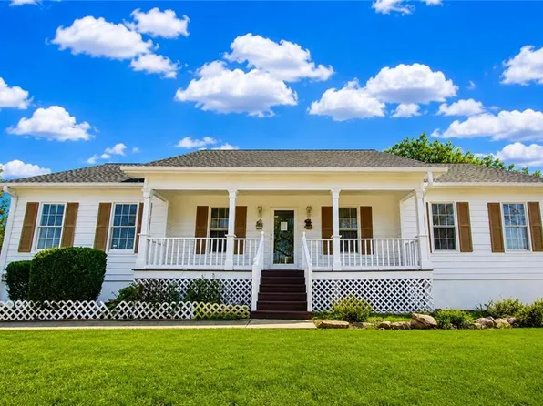 818 Springlake Rd, Lawrenceville, GA 30045