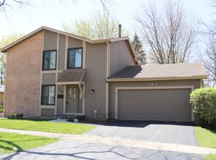 787 Oregon Trl, Roselle, IL 60172