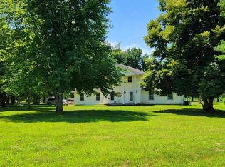 5 Grand Oaks Dr, Lincoln, IL 62656