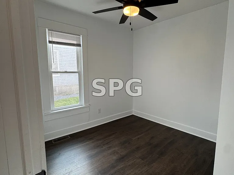 1002 E 10th St — Photo 16