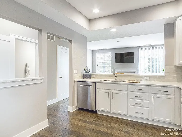 2563 W Towne St — Photo 8