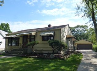 19 Roslyn Rd, Westmont, IL 60559