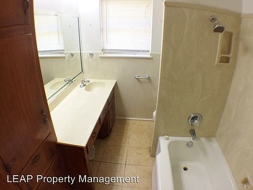 3rd image of 872 Lee Dr
