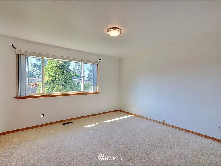 2920 NE 8th Pl — Photo 14