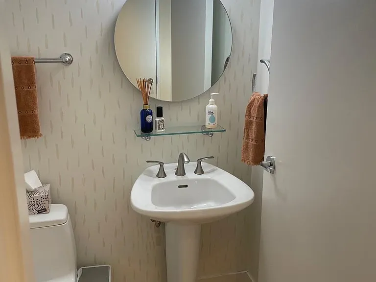 510 W Erie St #1304 — Photo 30