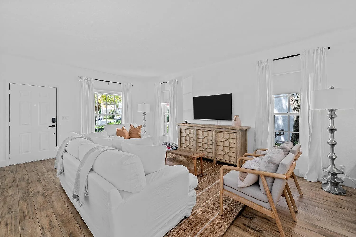 3 bed, 2.5 bath, 1755 sqft, $8,000 — Photo 2
