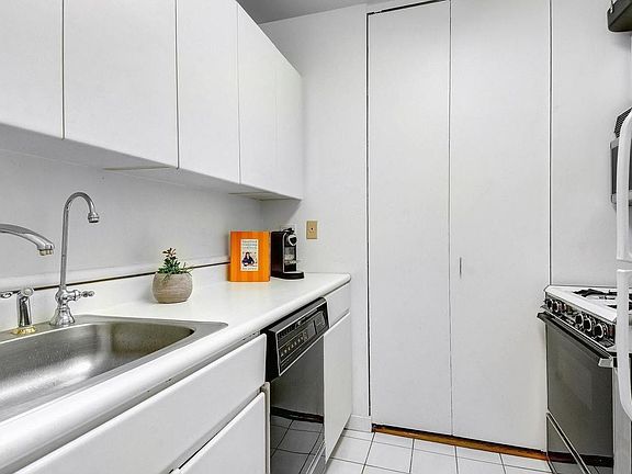 5th image of 145 E 48th St APT 25G