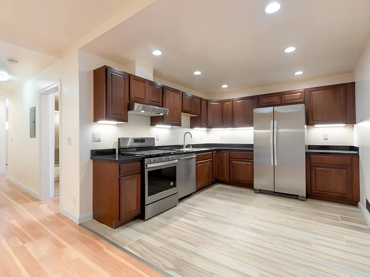5 bed, $7,499 — Photo 1